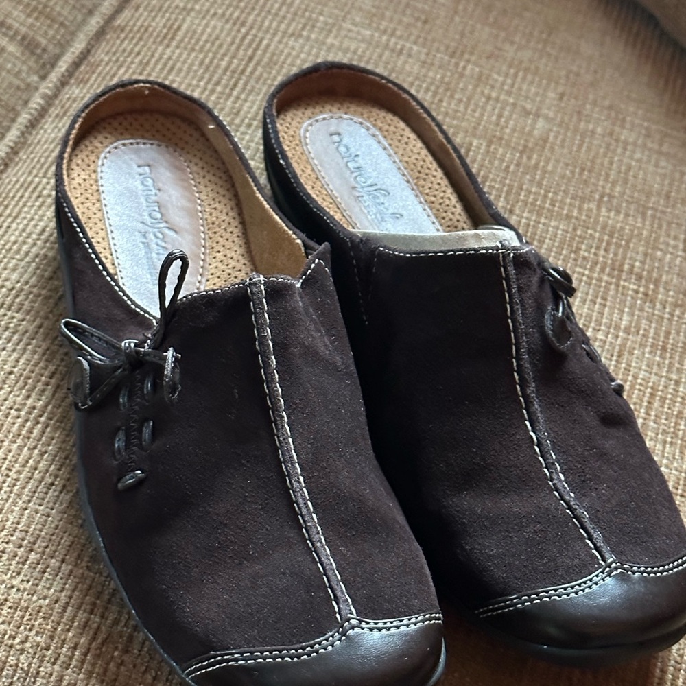 NEW WITH BOX Brown suede slip-on mules by NaturalSoul 10M, comfy w/ cute details